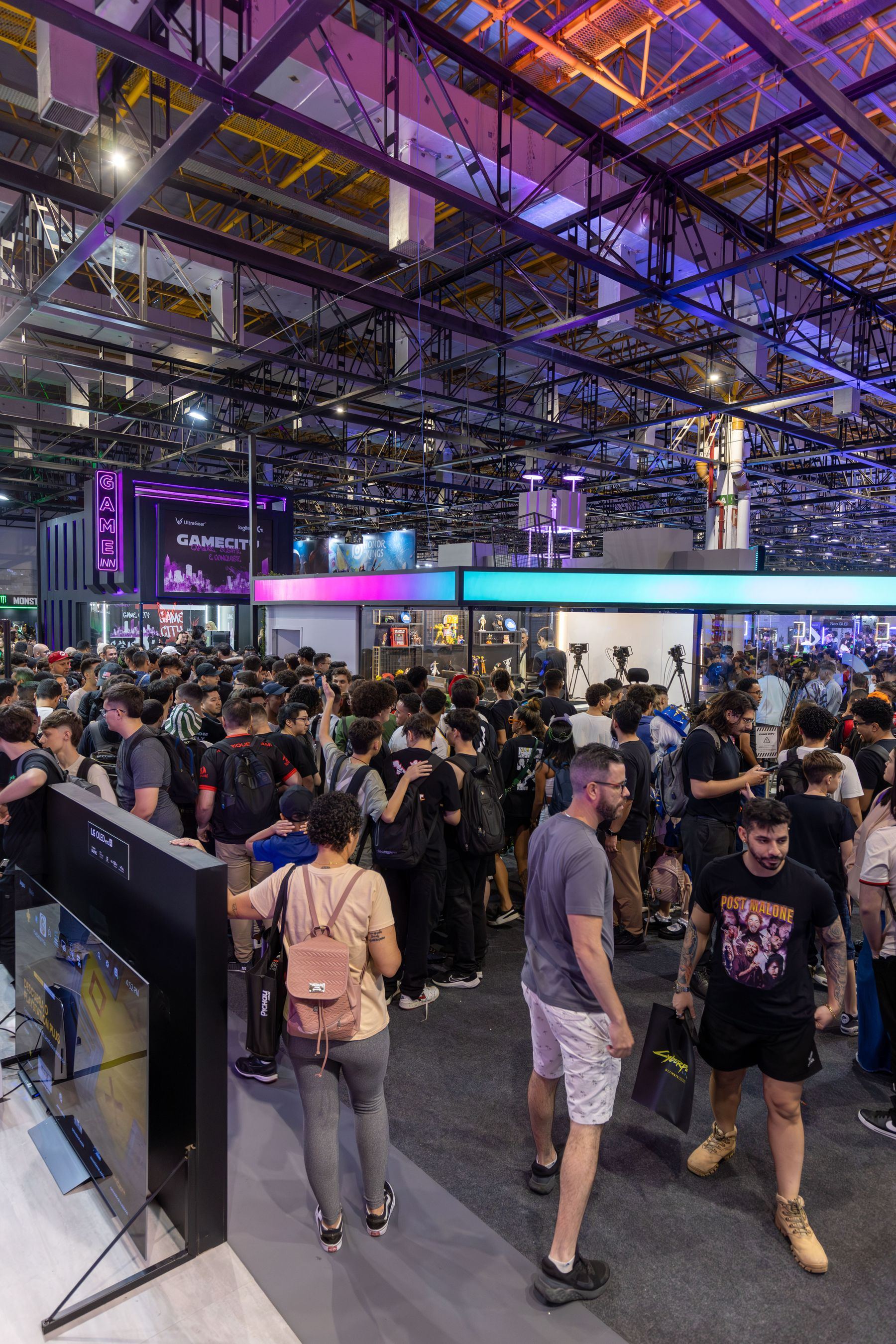 Pabellón de una feria comercial lleno de visitantes