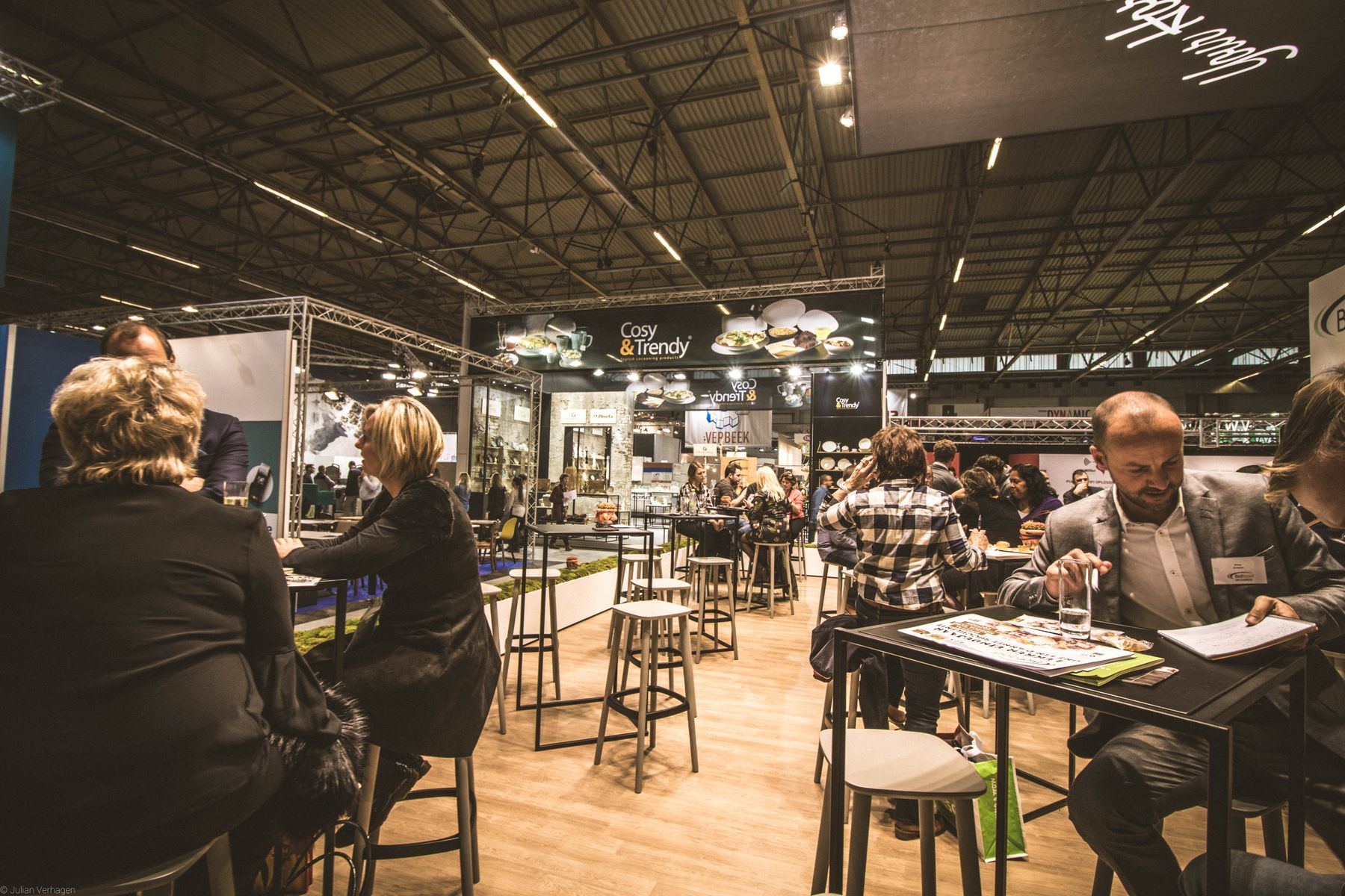 Reuniones de negocio en un stand de feria